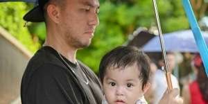 Pose Kocak Papa Seleb Podkesmas Momong Anak di Disneyland