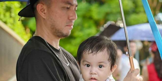 Pose Kocak Papa Seleb Podkesmas Momong Anak di Disneyland