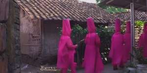 Viral Grup Emak-Emak Pakai Jubah Mencolok Mata dan Jilbab Tinggi Menjulang, 'Setinggi Cita-Cita dan Harapan'