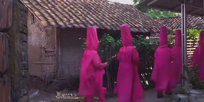 Viral Grup Emak-Emak Pakai Jubah Mencolok Mata dan Jilbab Tinggi Menjulang, 'Setinggi Cita-Cita dan Harapan'