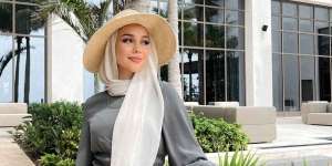 Ide Outfit Stylish dan Nyaman untuk Hijaber Santai di Pantai