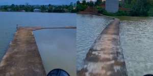 Detik-Detik Menegangkan Cewek Boncengan Motor Lewat Jalan Setapak di Atas Air dengan Belokan Tajam, yang Nonton Auto Tahan Napas