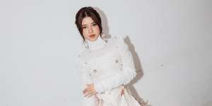 Chic Look Tiara Andini dengan Makeup Serba Nude