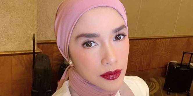 Dirias Bold Makeup Klasik, Ussy Sulistyawaty Tampil Beda
