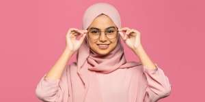 Jaga Penampilan Tetap Rapi Saat Pakai Kacamata dengan Loose Hijab