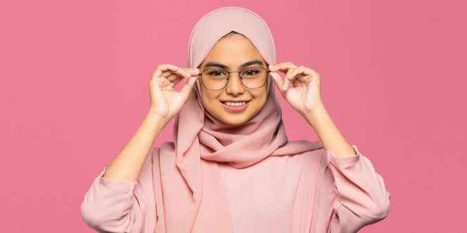 Jaga Penampilan Tetap Rapi Saat Pakai Kacamata dengan Loose Hijab
