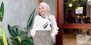 Sentuhan Scarf Motif, Bikin Blus Polos Jadi Next Level