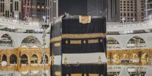 Potret Detik-Detik Kiswah Kabah Diganti di Malam Tahun Baru 1 Muharram 1445 Hijriah