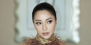 Pakai Kalung Choker Fur, Nikita Willy Tampil bak Seleb Hollywood