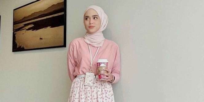 Office Look Sweet and Girly dengan Nuansa Baby Pink