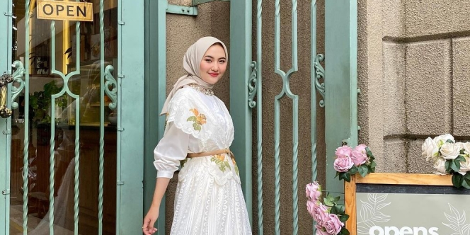 Inspirasi Dress Putih Berhias Bordir, Tampilan Jadi Bernuansa Princess