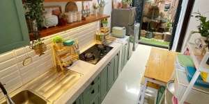 Desain Estetik Dapur Segaris dengan View Taman 
