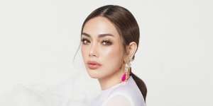 Makeup Tonjolkan Rahang, Celine Evangelista Dipuji Mirip Angelina Jolie