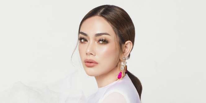 Makeup Tonjolkan Rahang, Celine Evangelista Dipuji Mirip Angelina Jolie