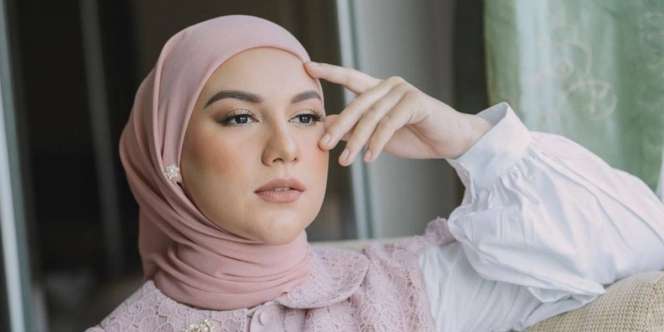 Tampilan Seru Irish Bella dengan Celana Full Printing