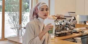 Turban Motif Floral dengan Look Kekinian, Padukan dengan Outfit Netral