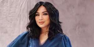Titi DJ Dirias dengan Flawless Makeup, Warganet: Kayak Remaja