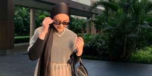 Layering dengan Outer Tulle, Kaus Turtleneck Auto Stylish