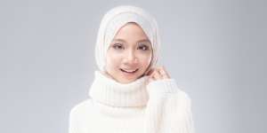 5 Trik Saat Pakai Hijab Putih, Dijamin Tak Berkesan Kusam 