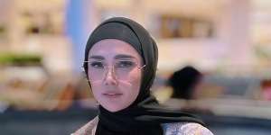 Unggahan Kocak Mulan Jameela Tari Jaipong Dengar Lagu Sunda Melly Goeslwa: `Meuni Hareuras Eta Awak`