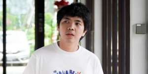 Komika Arif Brata Coba Ikutan Style 90-an ala Iqbaal Ramadhan, Ending Bikin Ngakak