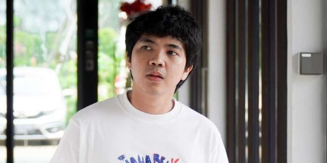 Komika Arif Brata Coba Ikutan Style 90-an ala Iqbaal Ramadhan, Ending Bikin Ngakak