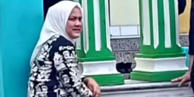 Viral Momen Ibu Iriana Duduk di Pinggir Jalan Tunggu Presiden Jokowi Sholat Jumat