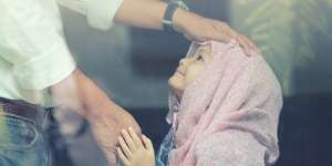Benarkah 10 Muharam Dianjurkan Mengusap Kepala Anak Yatim?