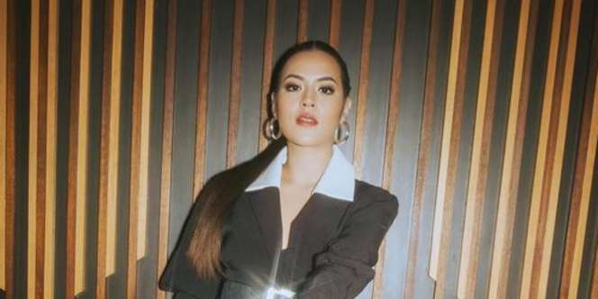 Raisa Tampil Glamor dengan Eye Makeup 60-an