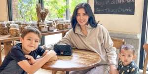 Potret Gemas El Barack yang Lagi Hobi Berburu Jajanan Gerobak