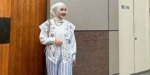 Kemeja Putih Jadi Outfit Manis nan Elegan dengan Vest Bordir  