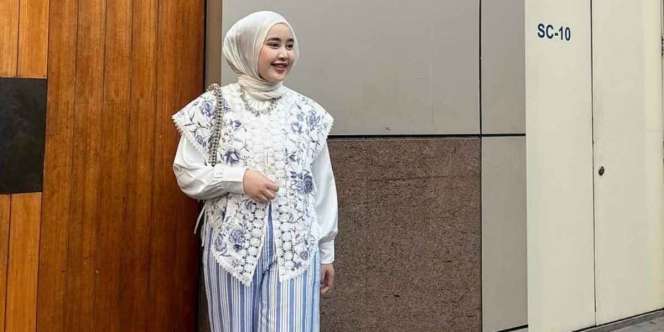 Kemeja Putih Jadi Outfit Manis nan Elegan dengan Vest Bordir  