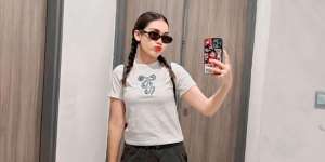 Gaya Hits Ayu Ting Ting Pakai Kacamata, Mirip Gadis Korea