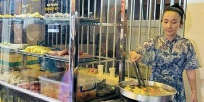 Artis ini Sering Pamer Rumah Mewah Bak Istana, Kini Kepergok Jadi Satpam, Istri Jualan di Pasar, Lihat Potretnya
