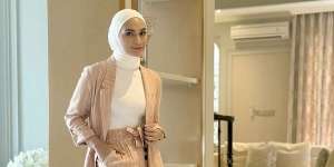 Fresh Look Bernuansa Formal, Mix White Sneakers dan Blazer