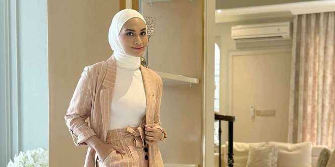 Fresh Look Bernuansa Formal, Mix White Sneakers dan Blazer