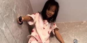 Bocah Ini Punya Kekuatan Bisa Menempel di Langit-Langit dan Tembok Rumah, Mirip Film Exorcism