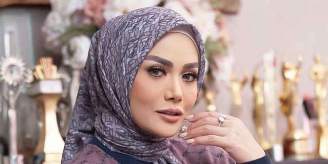 Krisdayanti Tampil Beda dengan Hijab dan Blazer Bling Bling