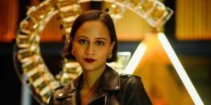 Ide Makeup Style Retro, Riasan Mata Dibuat Ikonik
