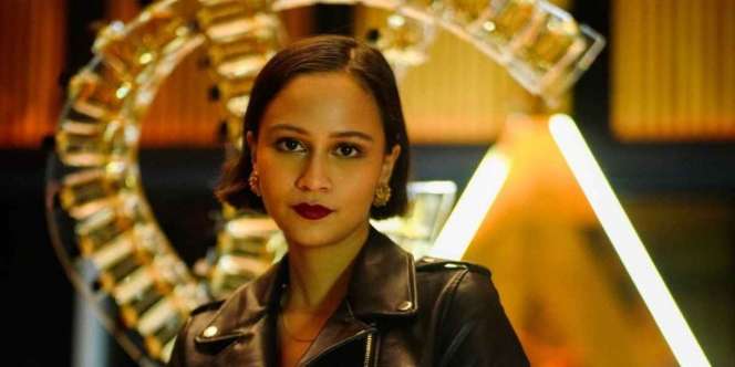 Ide Makeup Style Retro, Riasan Mata Dibuat Ikonik