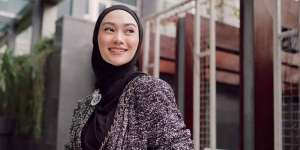 Dramatic Look Indah Nada Puspita dalam Balutan Coat Hitam
