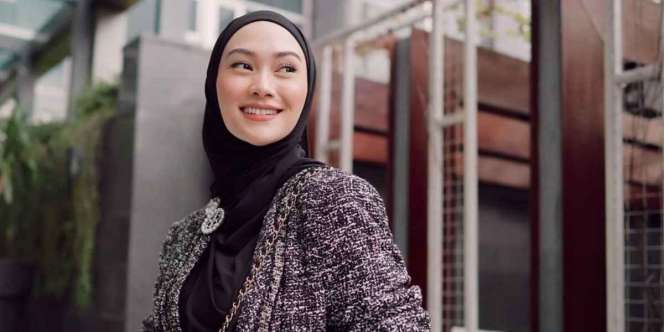 Dramatic Look Indah Nada Puspita dalam Balutan Coat Hitam