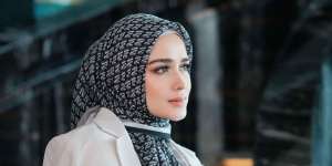 Yasmine Wildblood Tampil Beda dalam Balutan Hijab Bernuansa Formal Look 