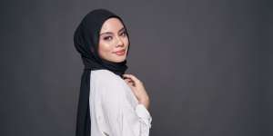 Tutupi Noda Makeup di Area Pipi dalam 4 Langkah