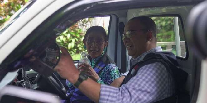 Gaya Santai Susi Pudjiastuti Sopiri Anies Pakai Mobil Pikap Sambil Merokok