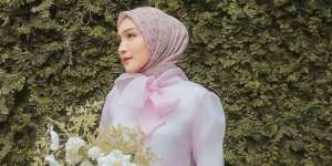 Beraura Mewah, Outfit Earth Tone Pilihan Melody Prima