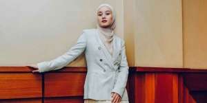 Inspirasi Nude Makeup dari Dinda Hauw, Kulit Tampak Smooth