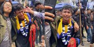Momen Mahasiswa Teknik Akhirnya Wisuda Setelah 14 Semester, Disambut Tangis Histeris