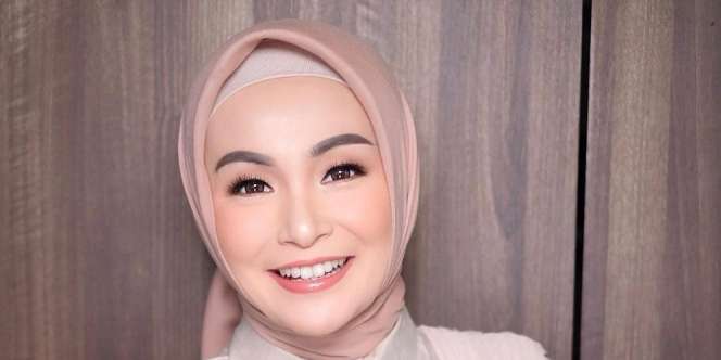 Mix and Match Outfit Creme Bernuansa Manis Soraya Larasati 