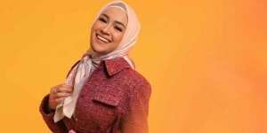 Inspirasi Makeup Serba Coral Aryani Fitria, Look Jadi Lebih Muda 